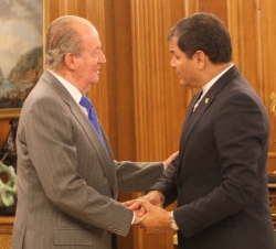 Su Majestad el Rey recibe el saludo del Presidente de Ecuador, Rafael Correa